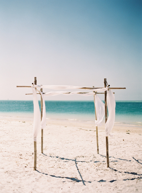 simple-beach-wedding-ceremony-altar-decoration-ideas