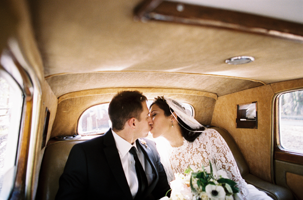 wedding-car-kiss-inspiration-photos