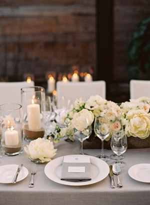 white-modern-elegant-reception-table-ideas