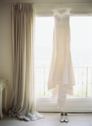 white-satin-sleeveless-elegant-wedding-dress