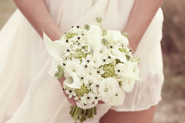 white-wedding-bouquet