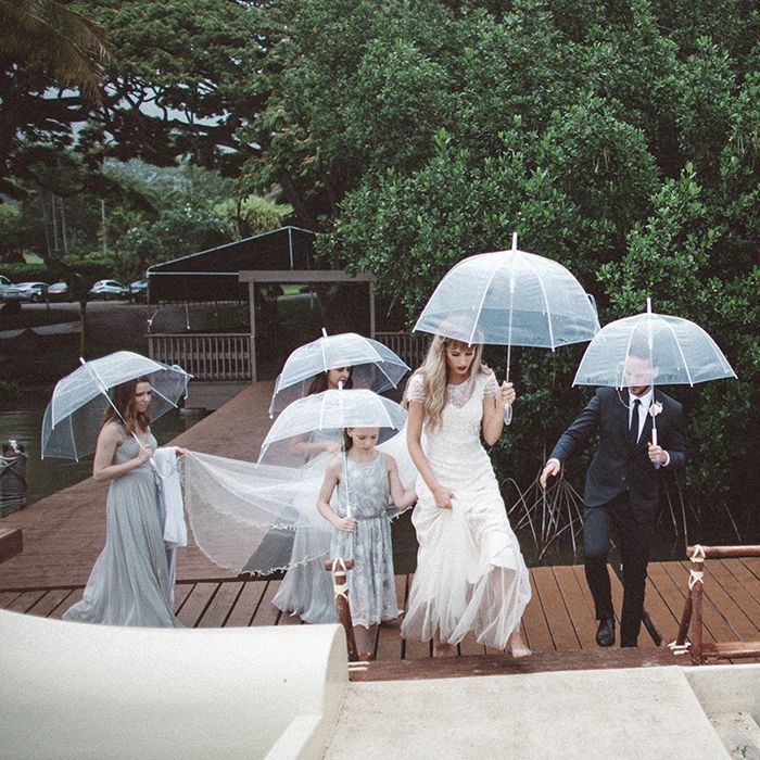 11-moody-rainy-hawaii-wedding