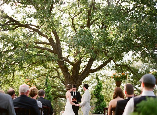 outdoor-oak-tree-wedding-ceremony