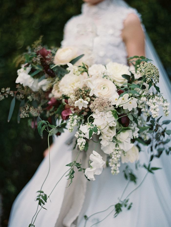 28-lush-overgrown-bridal-bouquet