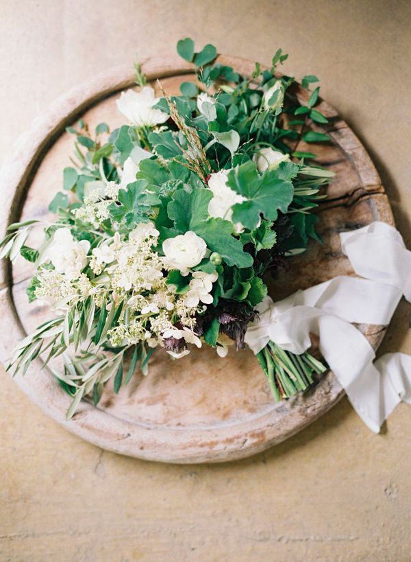 8-organic-greenery-white-flower-bouquet