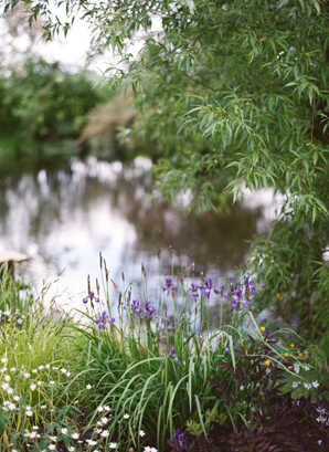 Polly-Alexandre-English-Country-Wedding-pond16