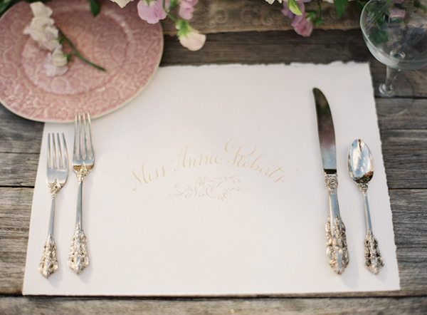 calligraphy-place-mat-place-card-wedding-ideas