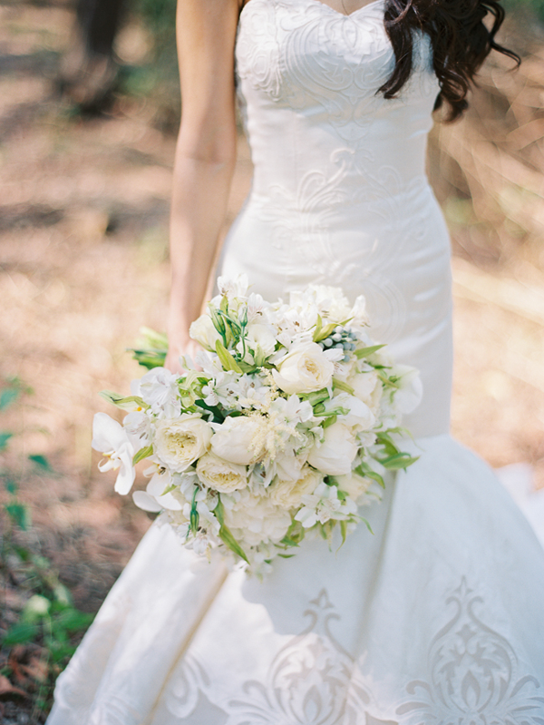 classic-white-wedding-bouquet