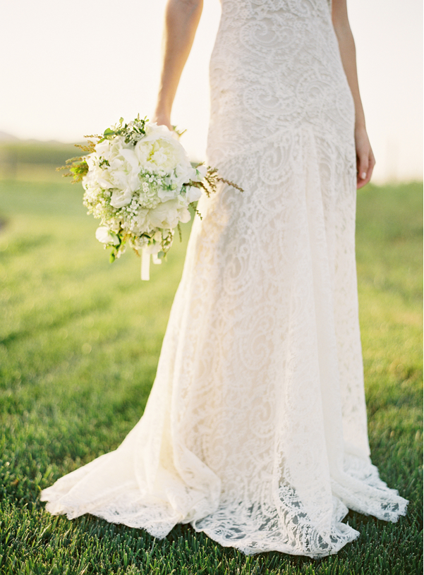 elegant-white-wedding-bouquet