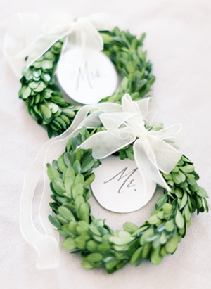 green-wedding-wreath-escort-cards