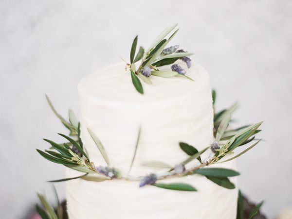 lavender-olive-branch-wedding-cake
