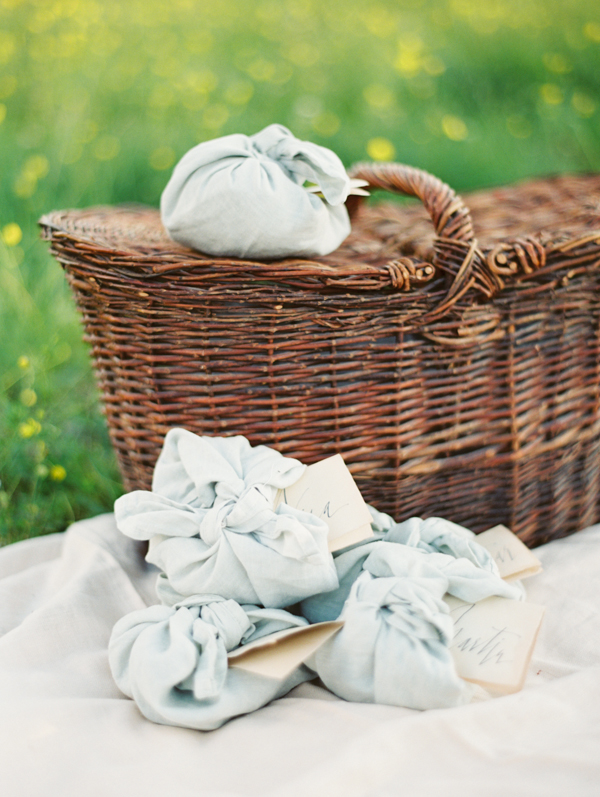linen-wrapped-wedding-favors