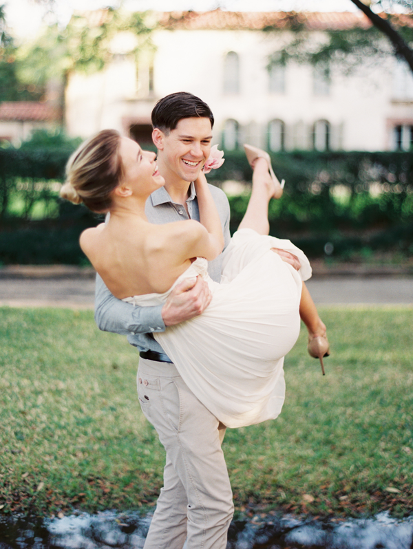 natural-classic-outdoor-engagement-session