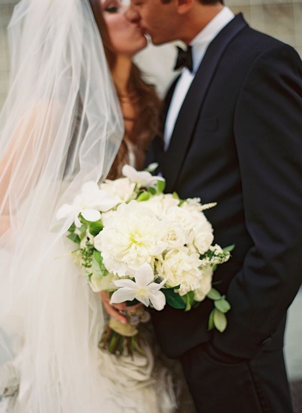 new-orleans-black-tie-wedding-bride-groom-formal-elegant-bouquet-veil
