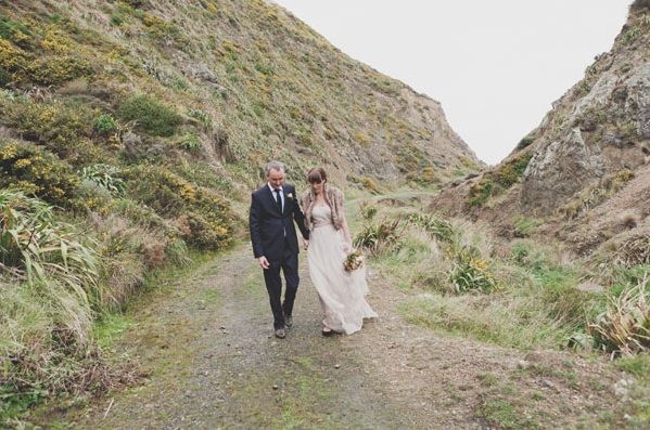 new-zealand-cliffs-wedding-bride-groom-fur-cover-up