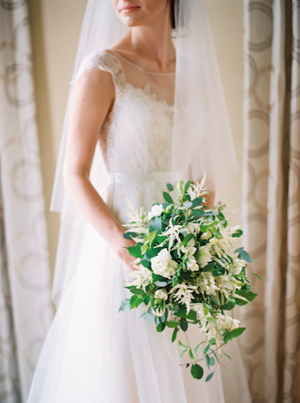 organic-white-and-green-wedding-bouquet