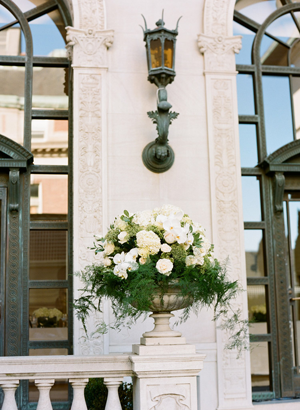 white-flower-ceremony-urns