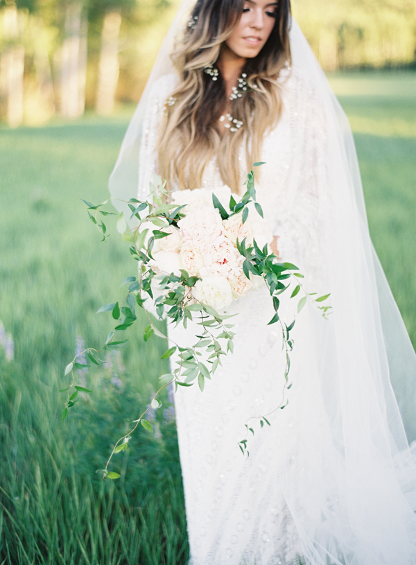wild-white-and-green-wedding-bouquet